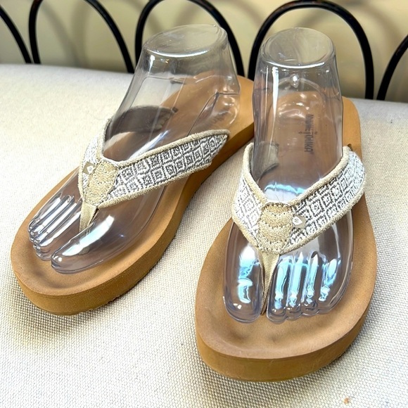 Minnetonka Shoes - Minnetonka canvas cushion flip flops size 9